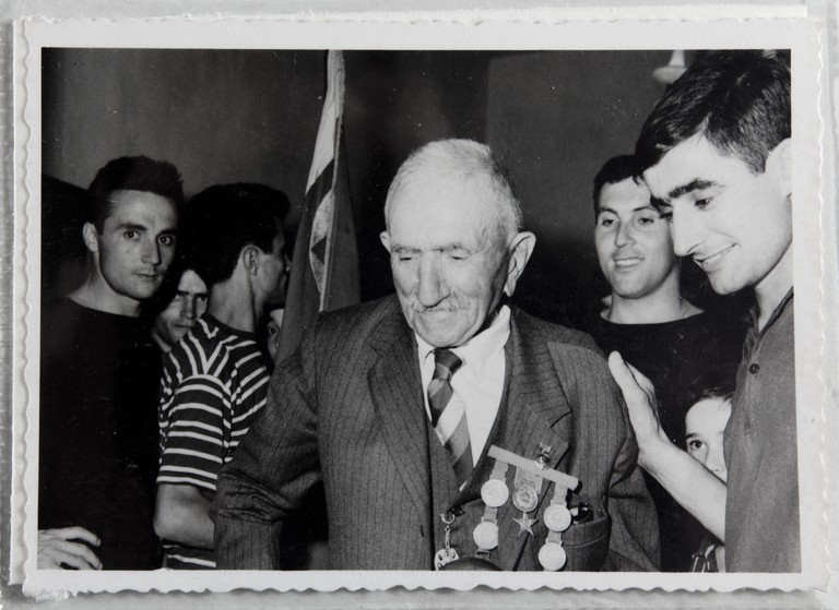 Poggibonsi, 18-19 luglio 1964, XX° anniversario della liberazione e conferimento ad Alcide Cervi della cittadinanza onoraria. Alcide Cervi accolto con affetto dai giovani